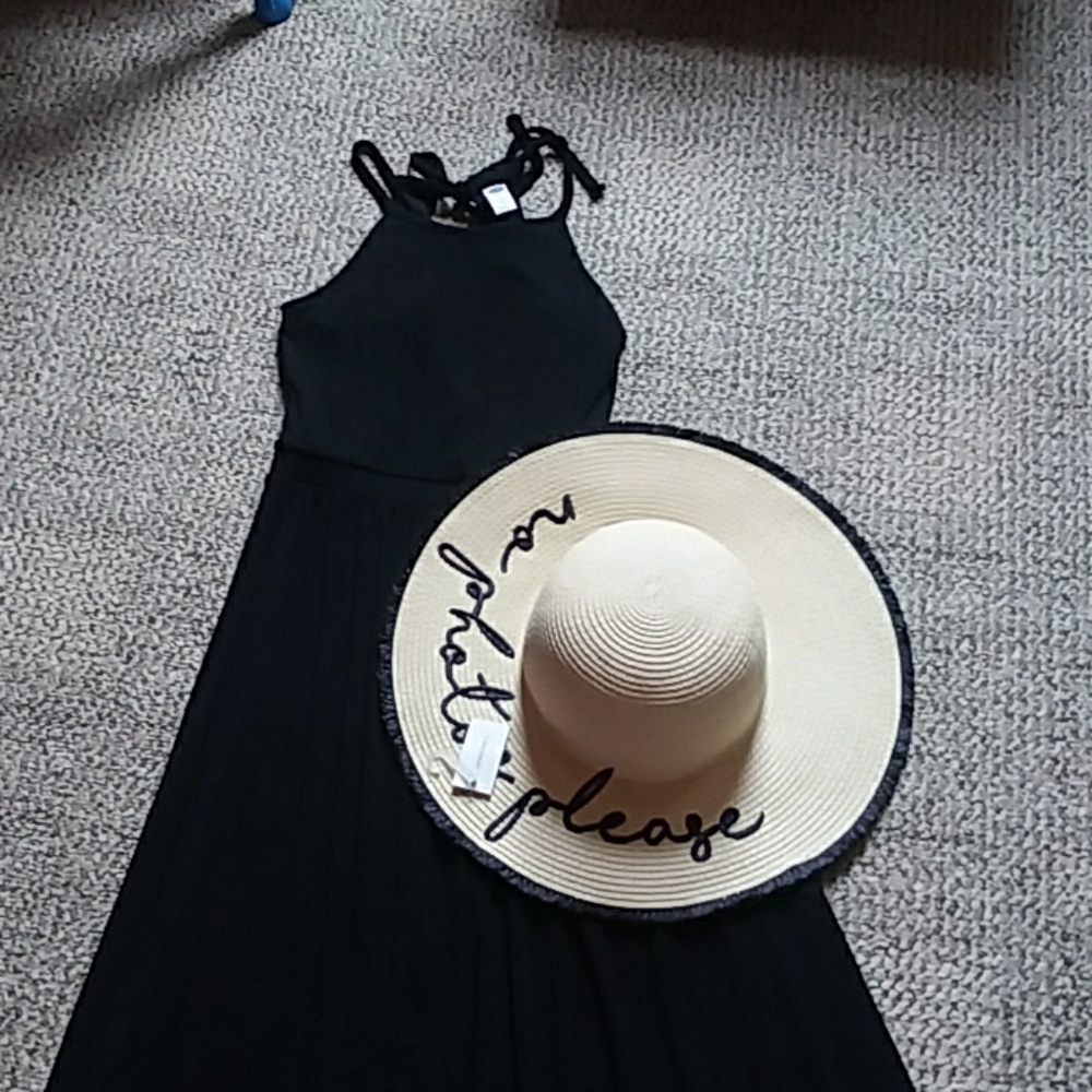 COMFORTABLE AND FLOWY BLACK OLD NAVY MAXI DRESS🌷 - Picture 2 of 6